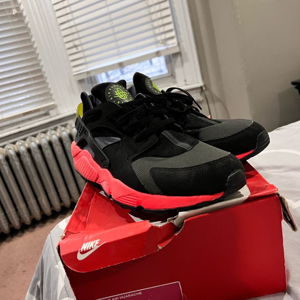 Nike Air Hurrache, size 13, black and pink